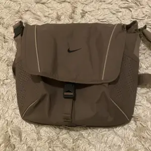 En Nike väska som inte kommer till andvänding längre. Den är i jättebra skick och får plats med mycket❤️❤️