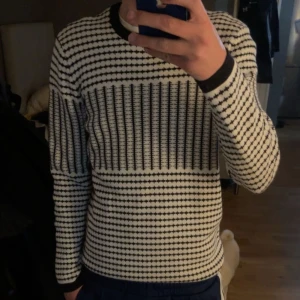 Stickad Emilio tröja - Riktigt snygg Emilio tröja, bara testad aldrig använd så den är i riktigt bra skick.