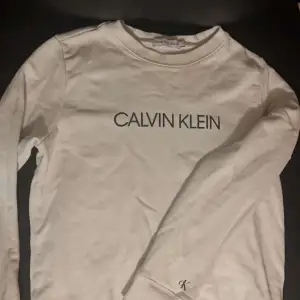 Säljer min Calvin Klein tröja då den inte kommer till användning. Pris kan diskuteras. Skriv för fler frågor