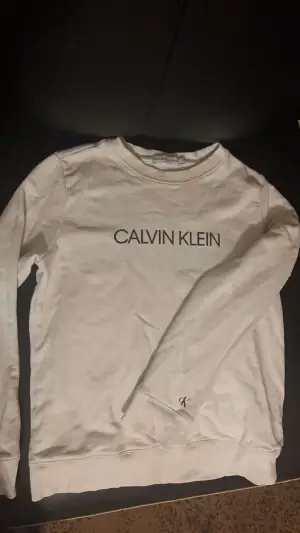 Säljer min Calvin Klein tröja då den inte kommer till användning. Pris kan diskuteras. Skriv för fler frågor