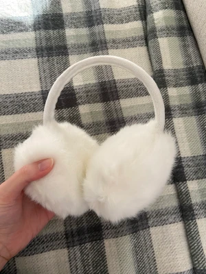 Öronmuffar - Fluffiga öronmuffar, såååå söta, perfekt till vintern 🥰☃️🌸Väldigt soft girl/clean girl vibe! Knappt använda så i superfint skick 💕