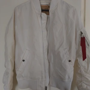 Alpha bomberjacka  - Vit alpha industries jacka (äkthet oklar därav pris),tecken på användning dock fräsch utan synliga slitage eller defekter. 