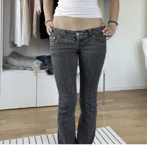 Skit snygga lågmidjade jeans! Köpta här på plick för ett tag sen men kommer tyvärr inte till användning längre. Jag är 168 cm. Midjemått 36cm. Första bilden är lånad🥰