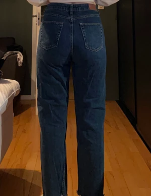 Mörkblå momjeans - Mörkblå momjeans med lite slitning längst ner vid foten från urban outfitters. Använt 2 gånger tror jag då jag kommit på att momjeans inte passar mig:) 