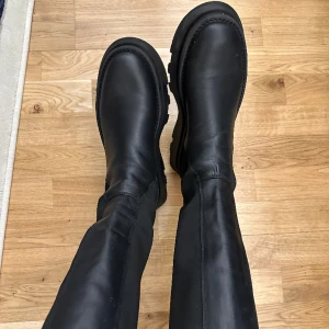 Zara knähöga plattform stövlar  - Populära Zara knähöga skinnstövlar  (plattform). Använda, men i bra skick!  Storlek 39