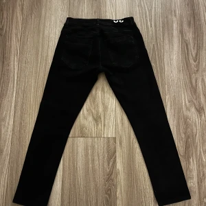 Dondup George  - Säljer nu mina dondup jeans i mycket bra skick, storlek 30.  Skriv om du har några frågor. Nypris Ca 3000