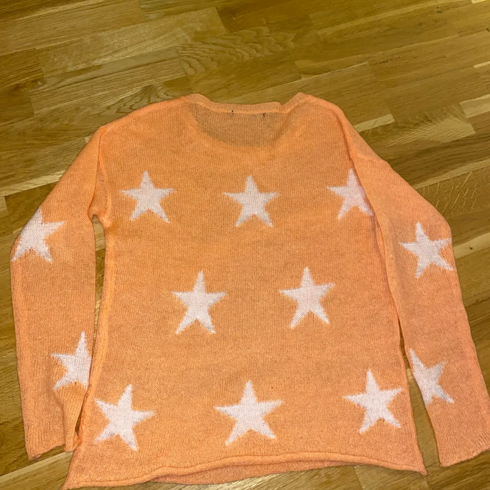 En superfin stickad tröja som passar till allt, tröjan e ganska genomskinlig så det skulle vara bra men ett linnen eller liknande under🤗 tröjan är lite mer rosa i verkligheten än på bilderna.. Tröjor & Koftor.