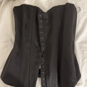 Korsett - Helt ny korsett från zara som är köpt för några månader sedan, kostade 399kr🤍Den är liten i storleken men är för stor för mig🤍🩷 