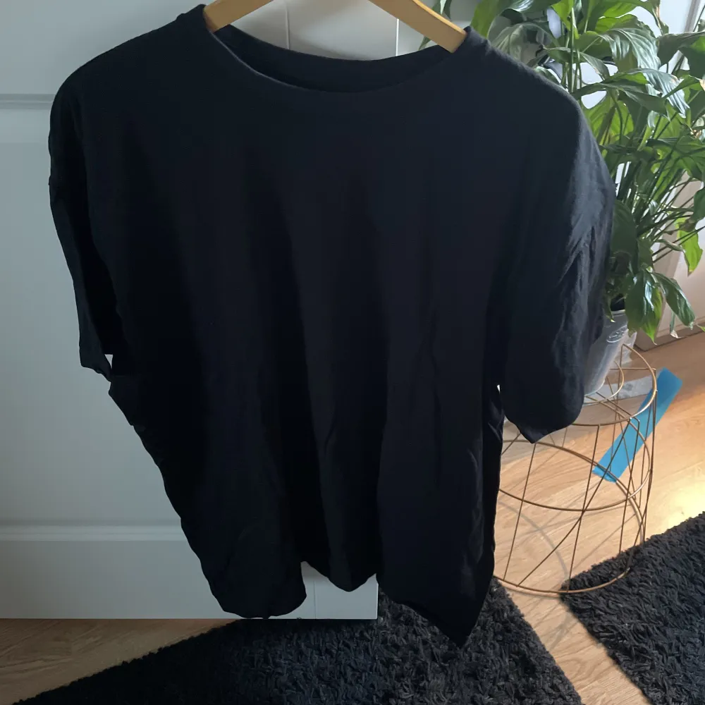 Oversized T-shirt från bohoo köpt för 230 mitt pris 70kr. Storlek M skick 10/10. T-shirts.