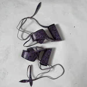 klackar - lila klackar i ormskinn, använda 2ggr