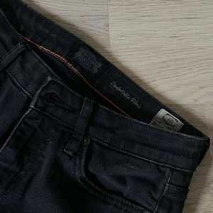 Crocker lågmidjade jeans  - Säljer mina crocker jeans som är lågmidjade och bootcut. Älskar dom och alltid fått komplimanger för dom🔥 men tyvärr för små nu och kan därför inte visa dem på:( finns inte att köpa detta märker längre! Storlek 25/33. 