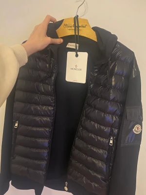 Moncler cardigan/jacka stl M  - Moncler cardigan/jacka zip up marin stl M.  Inköpt på NK september 2022. Nyskick. Finns kvitto! 