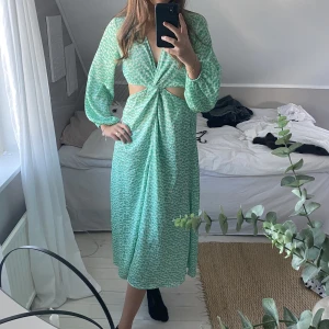 Klänning  - Säljer den populära klänning från Hm som är helt slutsåld! Ser ut ny! 🥰