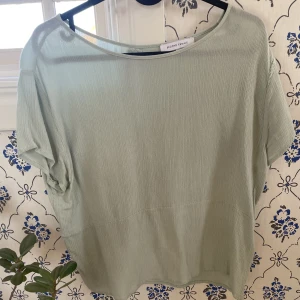 Blus - Supersöt blus från Second Female, i en mintgrön färg. Den är verkligen Såå fin, men den är inte riktigt min stil. Står xs i men den sitter inte så tight på mig som brukar ha xs! Skulle nog säga xs-s isf!
