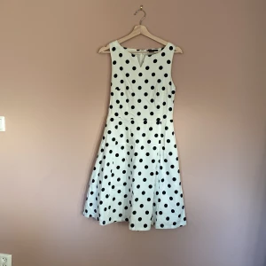 Klänning i stl.34 - En klänning som enbart använts 1 gång, som bröllopsgäst 💍  Från Ellos i stl.34. Dubbelt tyg och underkjol. Hör av er om ni vill ha fler bilder ⚫️⚪️