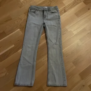 Jeans Gina Tricot - Grå jeans . Fina. 