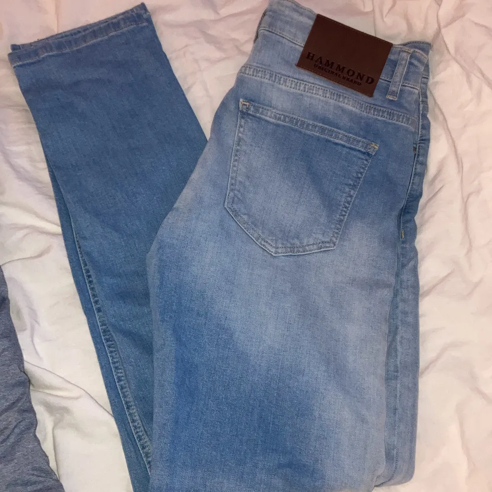 Ljusblå jeans med regular passform från Adrian hammond. Oanvända & taggen finns kvar men den är borrtagen. . Jeans & Byxor.