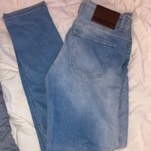 Adrian hammond jeans  - Ljusblå jeans med regular passform från Adrian hammond. Oanvända & taggen finns kvar men den är borrtagen. 
