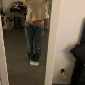 Lågmidajde jeans  - Sjukt snygga jeans från diesel! Sitter så bra och jätte snygga i midjan 😍😍vet ej storlek men brukar ha 34/36. 