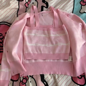 Rosa topp och cardigan  - Tight cardigan och en rosa top som funkar som en S/M men storleks mappen säger L, perfekt för sommaren. Helt fläck fri.  Klicka på köp om du vill ha. Kontakta om du har frågor. 