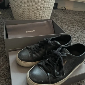 Axel Arigaro skor - Säljer mina använda arigatos i storlek 38. Priset kan diskuteras 
