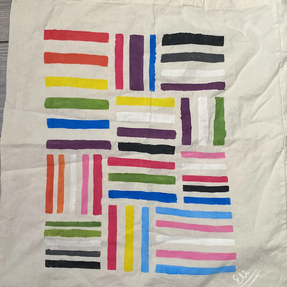 Hand målad Pride typ påse, med 11 olika flaggor. Påsen som jag målat på är från jordklok och är i måtten 37x40cm.. Väskor.