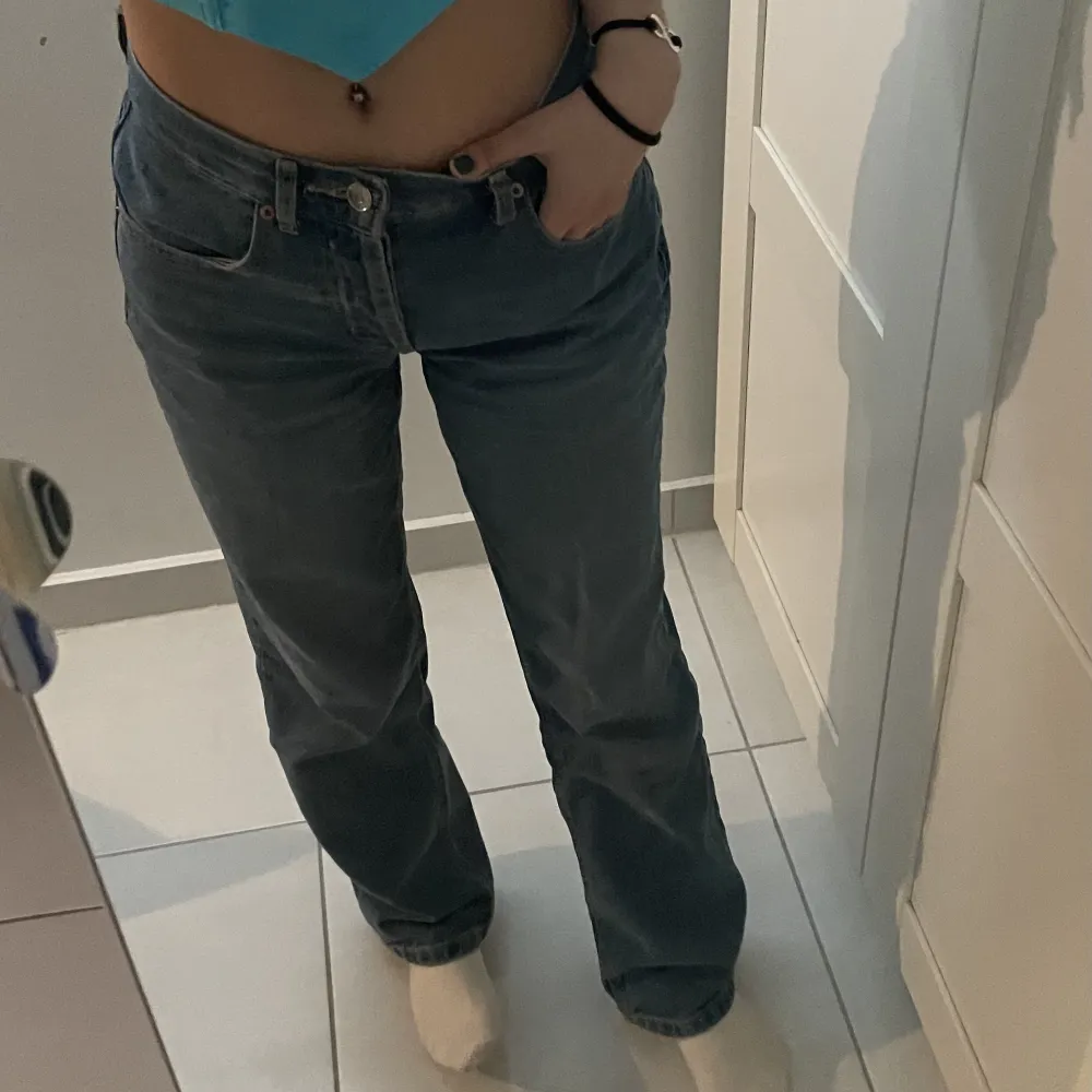 Asos petite jeans, lite baggy och ser assnygg ut med en lite crop top!! Passar mig som är 158 cm. Säljs ej längre.. Jeans & Byxor.