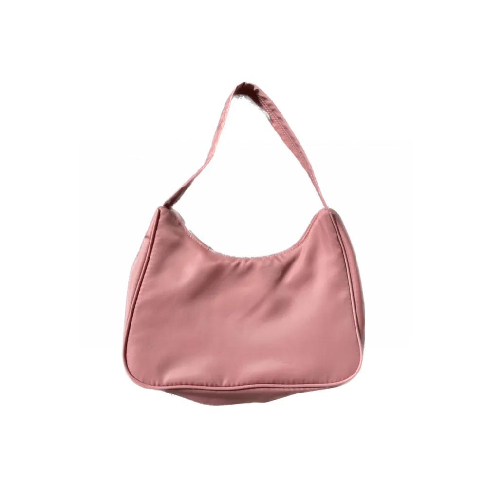 Rosa väska från monki :) superfin, rätt liten men man får plats med det som behövs. Bra skick! Säljer även en likadan i svart.. Väskor.