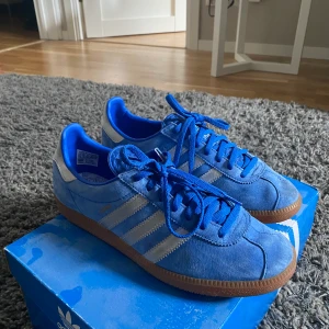 Adidas Torino - Ett par snygga skor som jag aldrig använder längre. Dom är lite smutsig annars fint skick. 500kr men pris går att diskuteras!!! Skriv vid minsta fråga