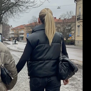 Väst  - Super Nice väst från zara! Använd fåtal gånger, 180kr+frakt!😇 