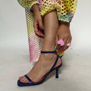 blå klackar - helt oanvända klackar från & Other Stories. somriga gulliga och sköna att gå i