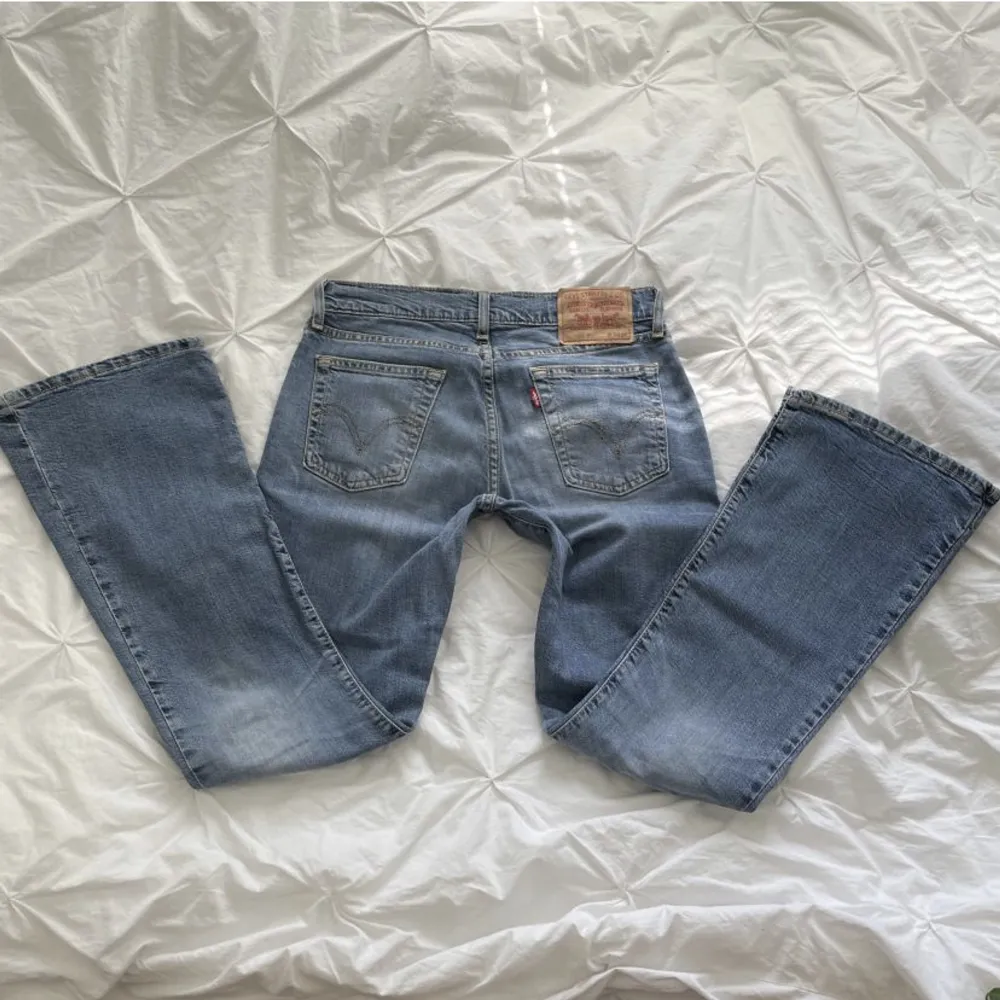 Lågmidjade Levis jeans i bootcut modell! Midja 37cm och innerbenslängden är ca 78cm🫶🏼lånade bilder från Louise_martensson. Jeans & Byxor.