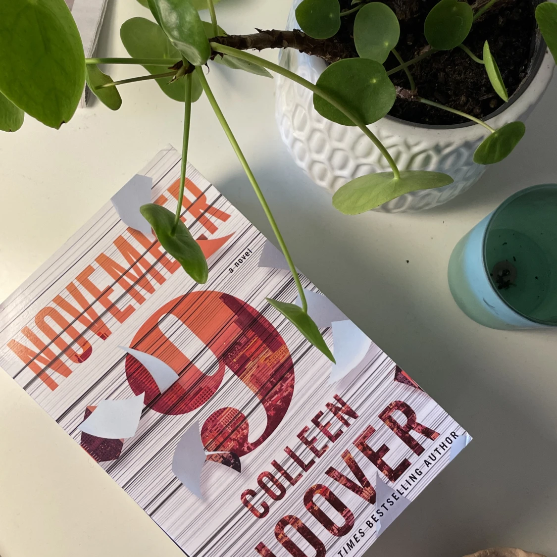 Böcker av Colleen Hoover och The Spanish Love Deception  - 90