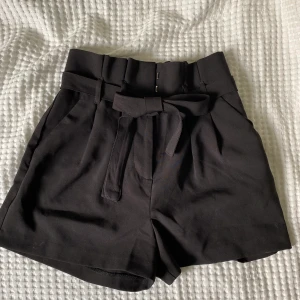 Svarta kostym shorts - Ett par fina svarta kostymshorts i strl xs från bikbok