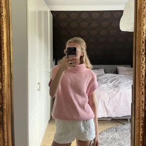 rosa kortärmad topp med polokrage - rosa tickad tröja med korta ärmar och polokrage🤩❤️