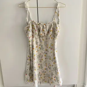 Kort blommig klänning från H&M i storlek S