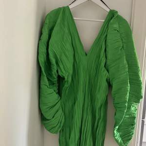Grön klänning i från H&M som är helt oanvänd. Storlek L, men passar även en M. Säljes pga hittade en annan klänning. Nypris 678:-, säljes för 550:-