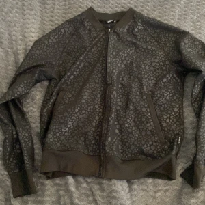 Tunn jacka - Tunn svart jacka från stadium.  Jättebra skick