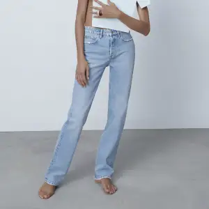 Jeans från zara, använda & tvättade men i fint skick!! 💞midrise & straight. Jag är 173 cm