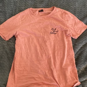 T-shirt från Gina - Rosa T-shirt från Gina Trickot. Väldigt mjuk. Ny. 