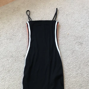 Klänning - Oanvänd klänning från h&m Säljer eftersom den inte används