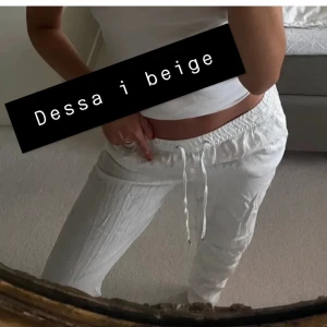 Beiga linnebyxor  - Säljer då de blivit för korta❤️Innerbenslängden är ca 75cm, men de blir längre ifall man har de lågmidjat.