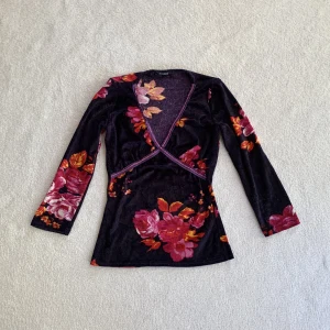 Blommig topp - Topp med blommor och trekvartsärmar i velvetmaterial, från märket Morgan De Toi! 🖤