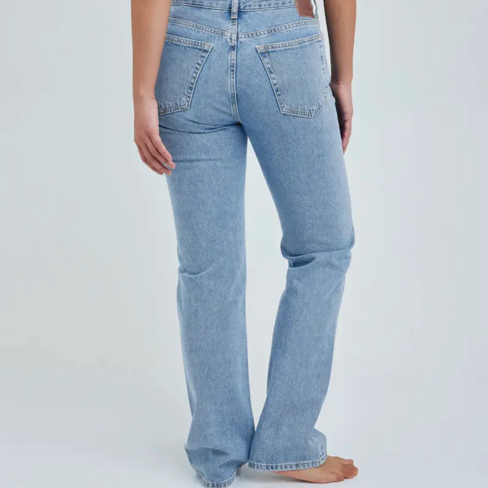 Super fina straight jeans från märket never denim, storleken är w27l30 och passar mig som har storlek M. Priset kan diskuteras.. Jeans & Byxor.