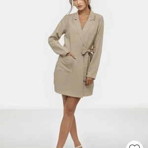 Blazer klänning - Jätte fin blazer klänning, knappt använd, från Nelly finns inte kvar att köpa längre💗