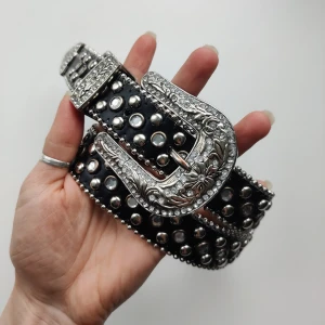 Gems bälte - Superfint bälte med massor gemstones! Enda defekten är att det lossnat lite tyg (de bild 2) men den täcks över när man har på sig bältet. Inga fler bilder. Vinnande bud betalar med köp nu 