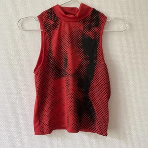 Topp - Oanvänd topp från shein. Obs på bild tre håller jag bara toppen framför mig sen sitter ej på. 