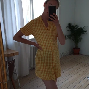 Kort gul rutig klänning  - Söt klänning från Monki i storlek S 🌞