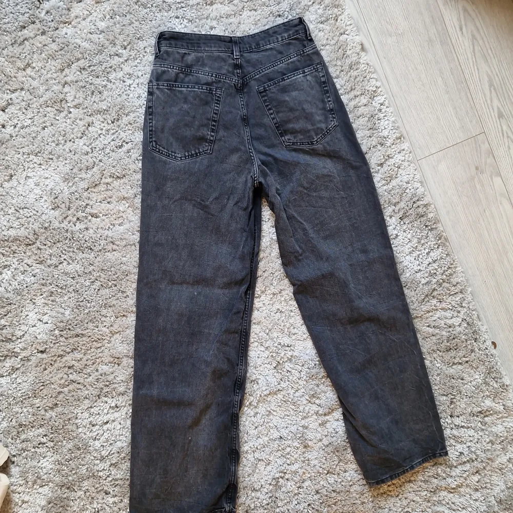 Ett par svarta fina jeans från H&M💓 säljer dom för att de inte kommer till användning 💓används några gånger 💓. Jeans & Byxor.