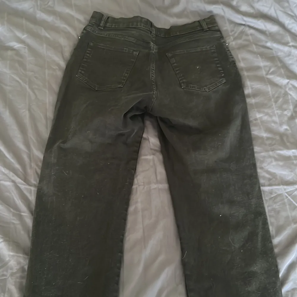 Säljer mina jeans från sellpy  för att de är för korta i benen då jag är 170, storlek 40, inte använda💕. Jeans & Byxor.